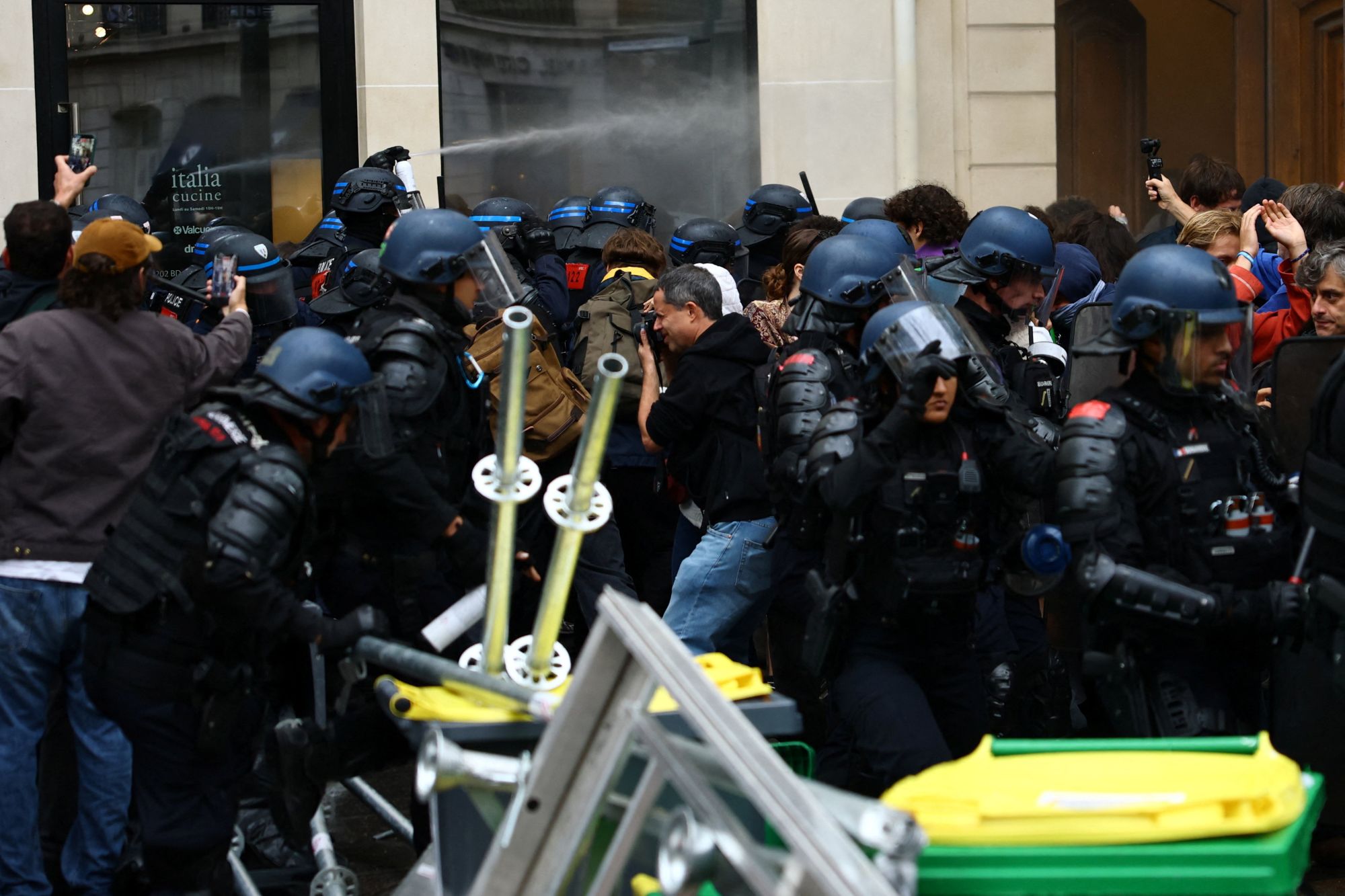 Ξεσπά η μητέρα του 15χρονου στη Γαλλία που ακρωτηριάστηκε από χειροβομβίδα κρότου λάμψης: «Του έκλεψαν τη ζωή»