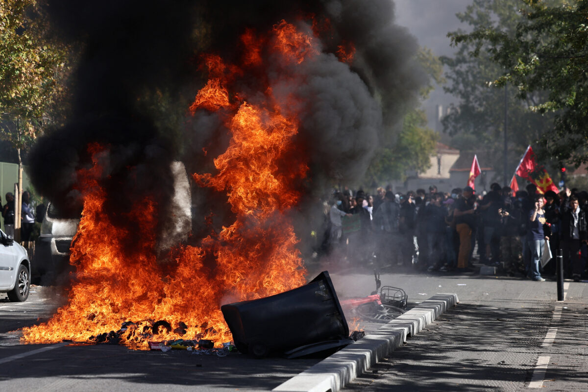 Γαλλία: Χάος από τις διαδηλώσεις - Έκαψαν γυναίκα στο πρόσωπο, ξυλοκόπησαν αστυνομικό, συγκλονιστικά βίντεο