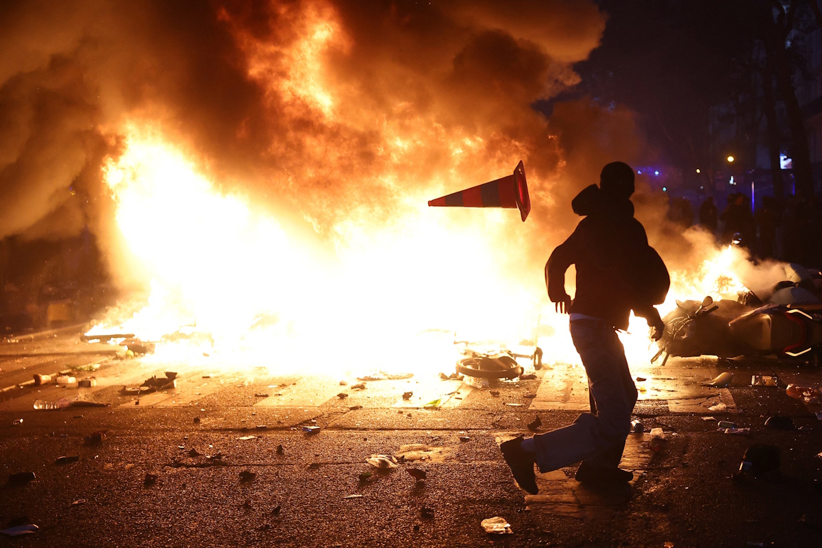Διαδηλωτές στο φλεγόμενο από τις κινητοποιήσεις, Παρίσι στις 17 Οκτωβρίου 2026