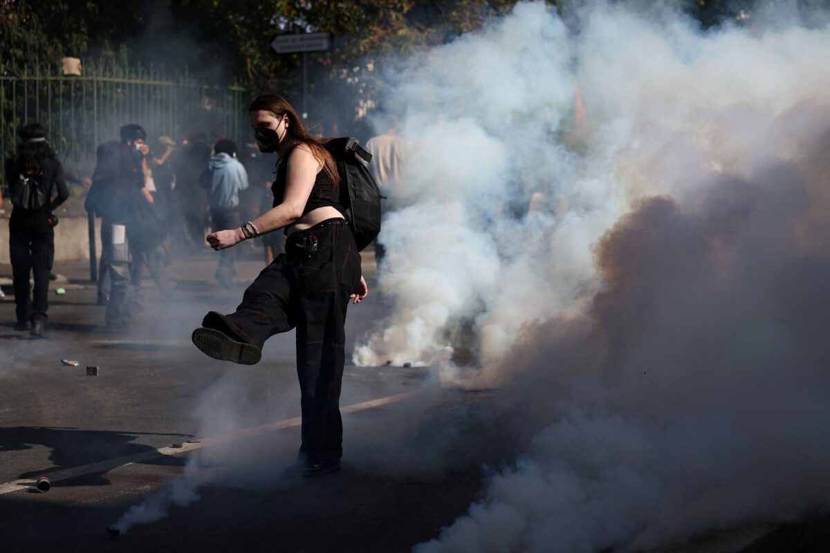 Μαίνεται η οργή των μαθητών στη Γαλλία: 400 σχολεία κλειστά και σχεδόν 3.000 συλλήψεις - Σοκάρει ο ξυλοδαρμός αστυνομικού