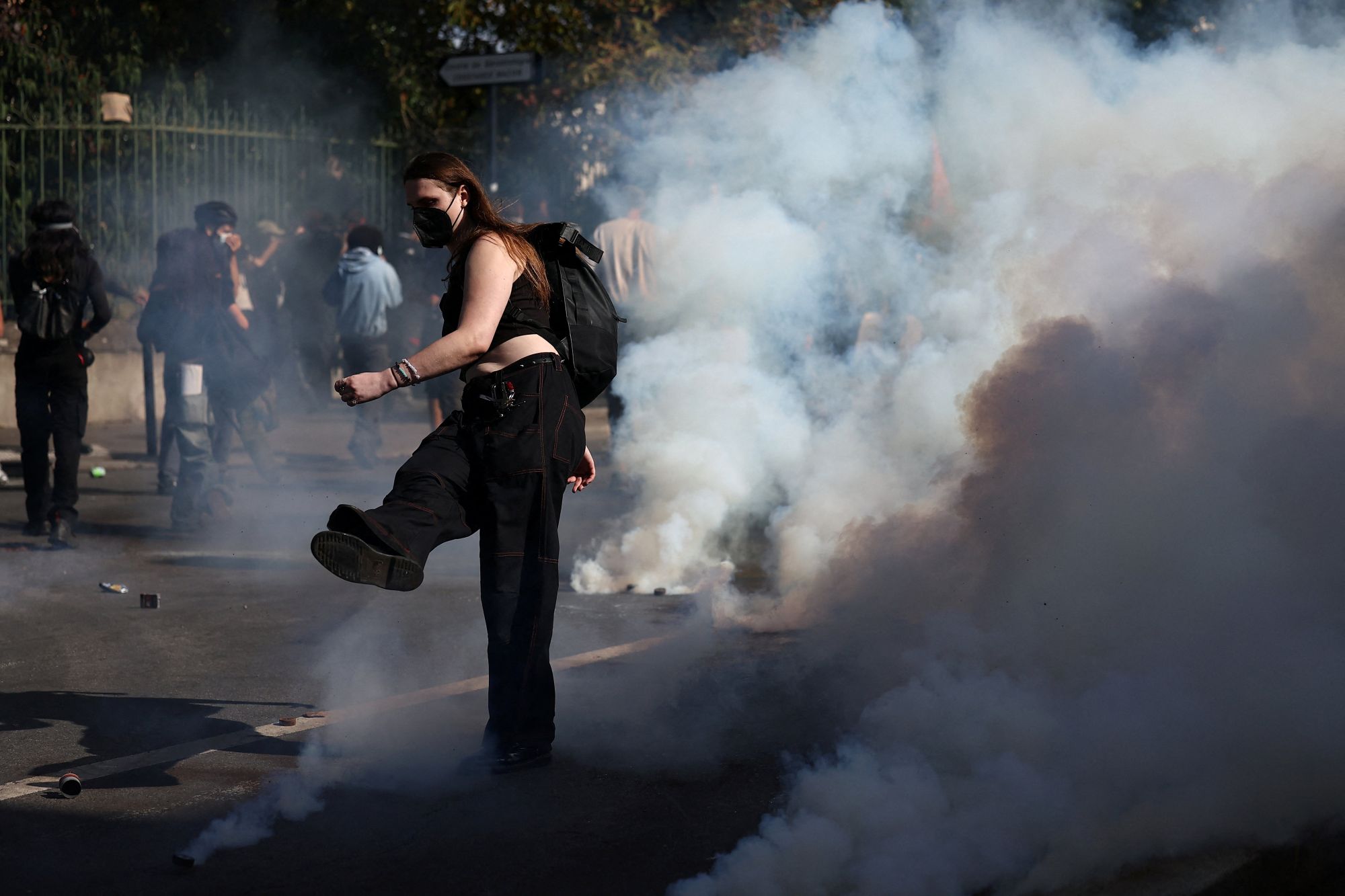 Μαίνεται η οργή των μαθητών στη Γαλλία: 400 σχολεία κλειστά και σχεδόν 3.000 συλλήψεις – Σοκάρει ο ξυλοδαρμός αστυνομικού