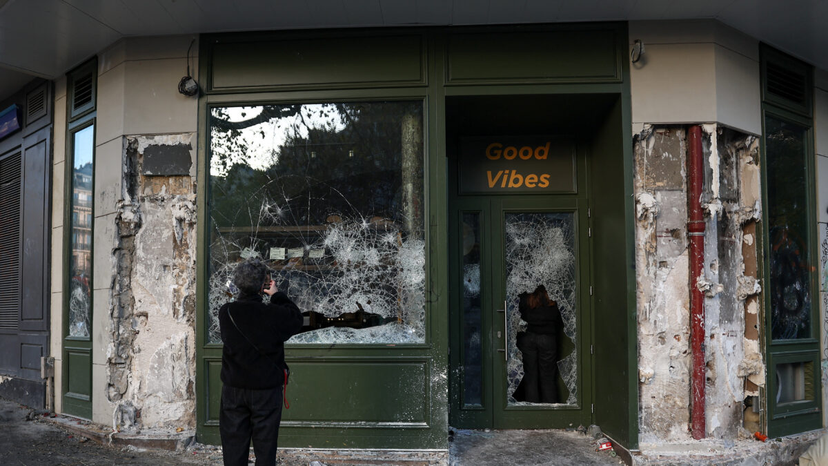 Από τις διαδηλώσεις δεν γλίτωσαν ούτε τα μικρά καταστήματα