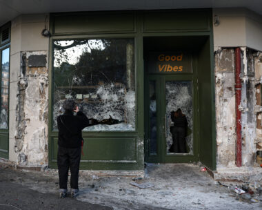 Από τις διαδηλώσεις δεν γλίτωσαν ούτε τα μικρά καταστήματα