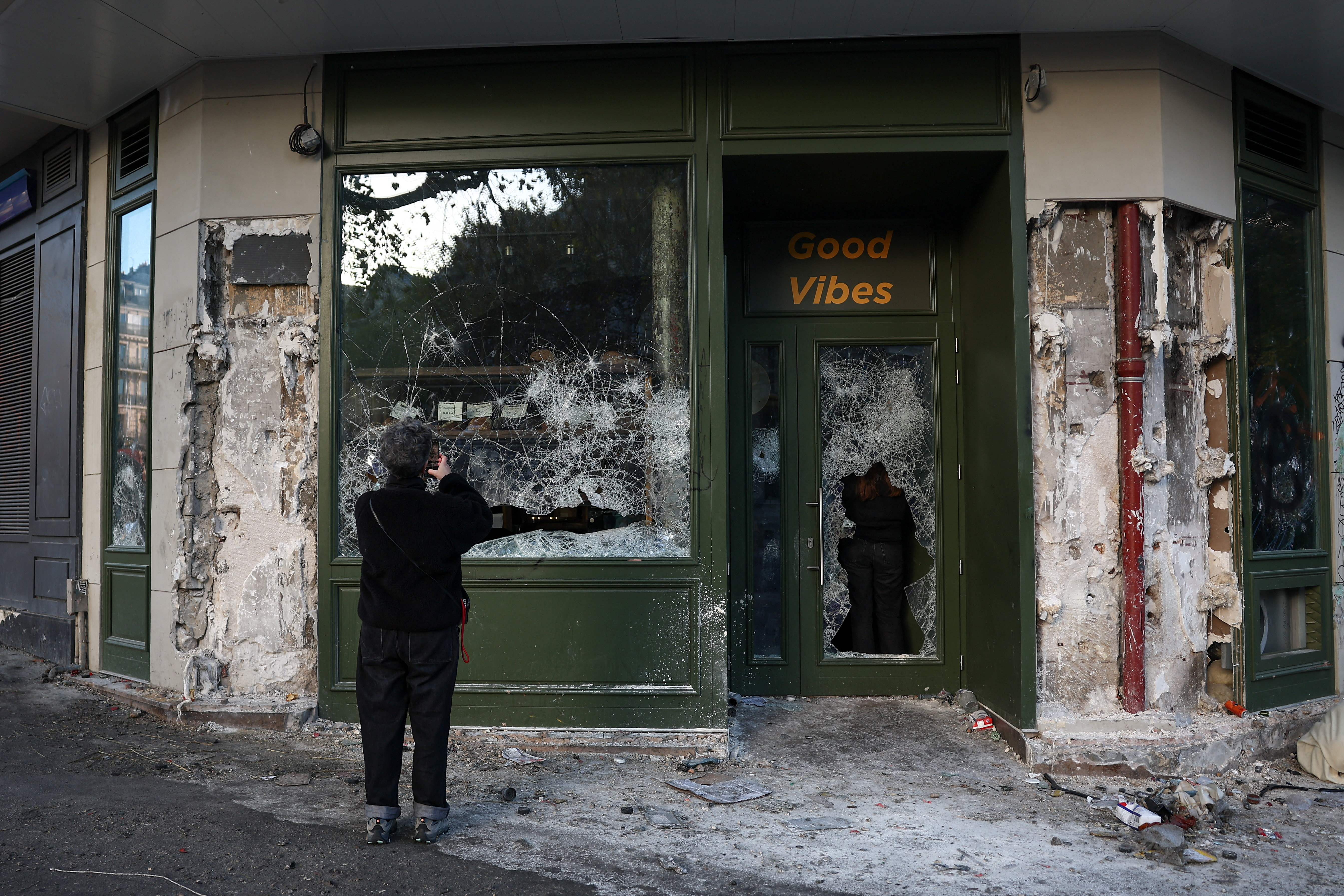 Ο Μακρόν δεν έκανε δεκτή την παραίτηση του υπουργού Εσωτερικών μετά τα σοβαρά επεισόδια και φεύγει για τριήμερη περιοδεία