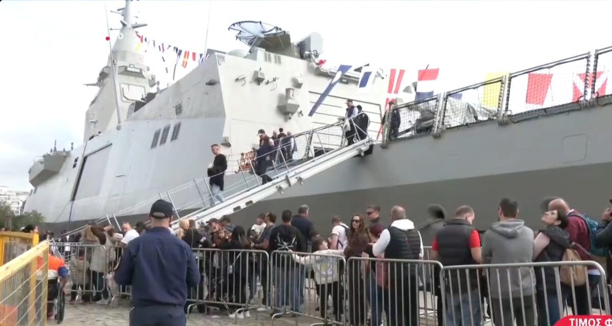 Ουρές στο λιμάνι για μια ξενάγηση στη φρεγάτα «Κίμων»