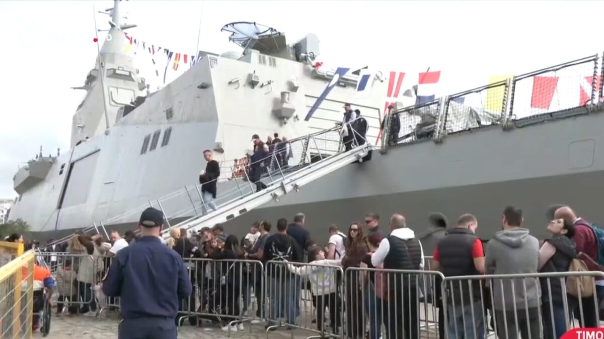 Ουρές στο λιμάνι για μια ξενάγηση στη φρεγάτα «Κίμων»