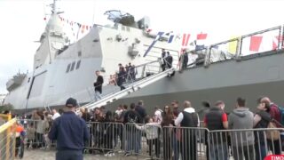 Ουρές στο λιμάνι για μια ξενάγηση στη φρεγάτα «Κίμων»