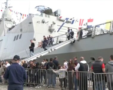Ουρές στο λιμάνι για μια ξενάγηση στη φρεγάτα «Κίμων»