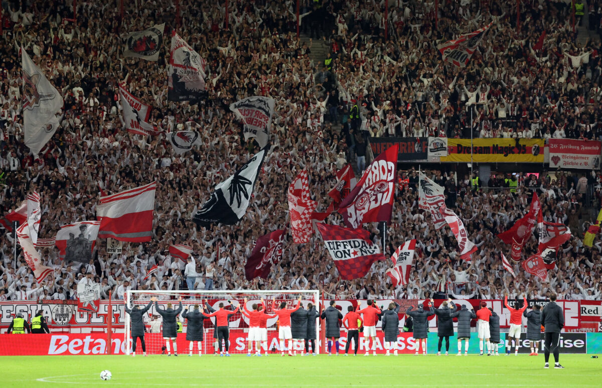 Bundesliga: Η Λειψία πέρασε με ανατροπή από το Αουγκσμπουργκ και περιμένει το ντέρμπι κορυφής ανάμεσα σε Μπάγερν Μονάχου και Ντόρτμουντ