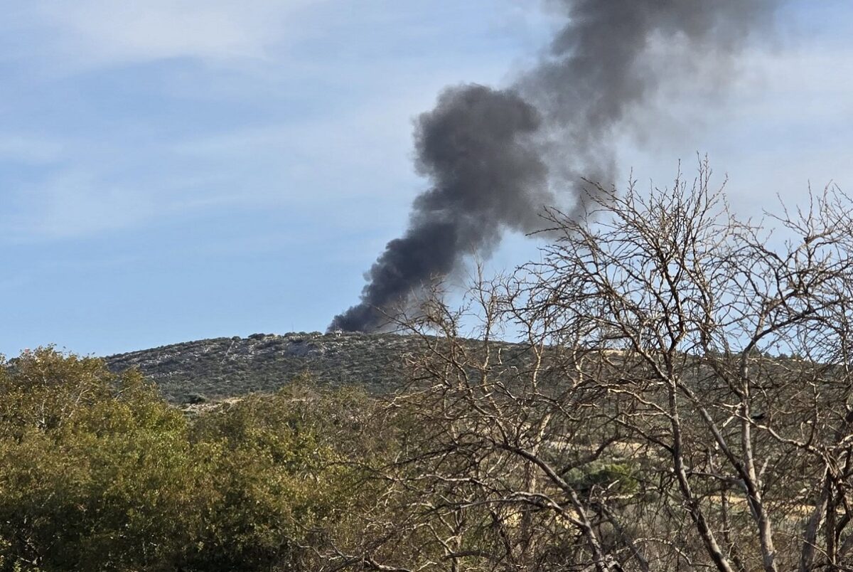 Φωτιά σε αποθήκες του Πολεμικού Ναυτικού στον Μαραθώνα - Εναέριες δυνάμεις στο σημείο