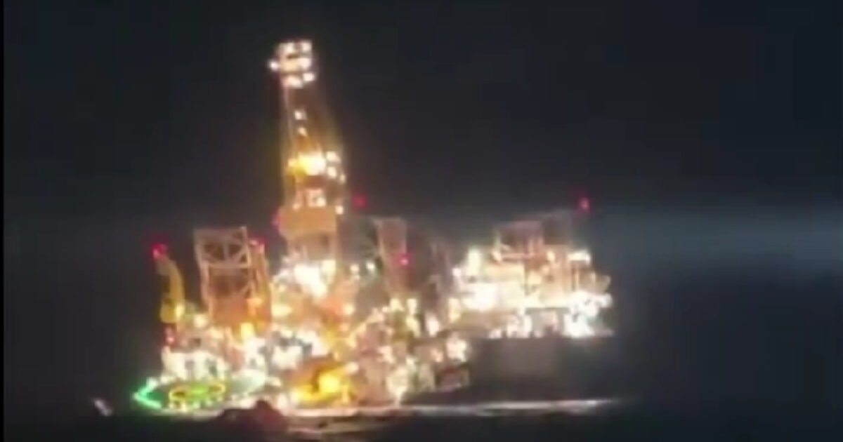 Γκαμπόν: Τρεις νεκροί και 2 αγνοούμενοι μετά από βύθιση τεράστιας εξέδρας άντλησης πετρελαίου Γκαμπόν: Τρεις νεκροί και 2 αγνοούμενοι μετά από βύθιση τεράστιας εξέδρας άντλησης πετρελαίου