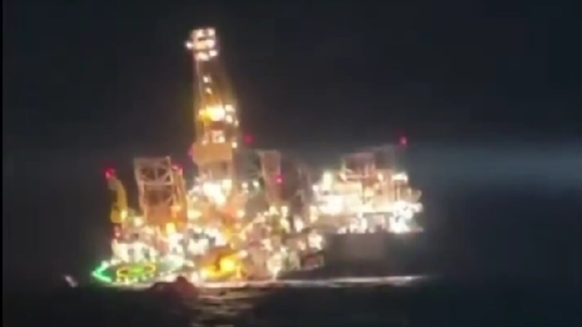 Τεράστια εξέδρα άντλησης με 115 εργάτες βυθίζεται στην Γκαμπόν