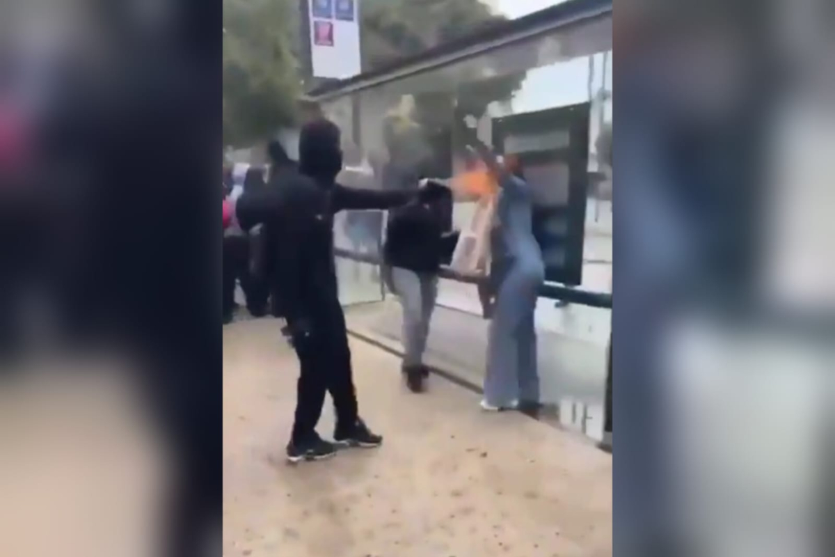 Γαλλία: 15χρονος έκαψε γυναίκα στο πρόσωπο με αυτοσχέδιο «φλογοβόλο» - Σοκαριστικό βίντεο από τη Μασσαλία