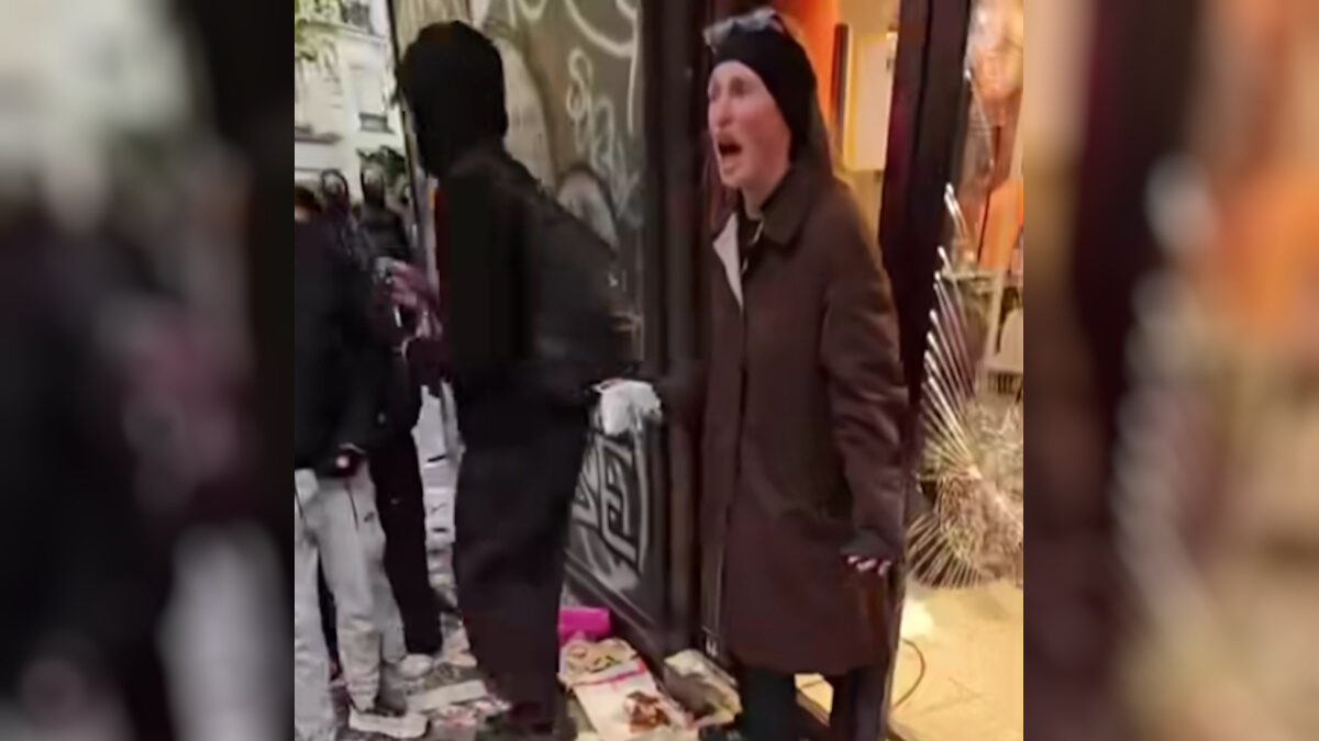 Η γυναίκα έξω από το σουπερ μαρκετ