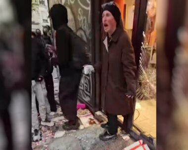 Η γυναίκα έξω από το σουπερ μαρκετ