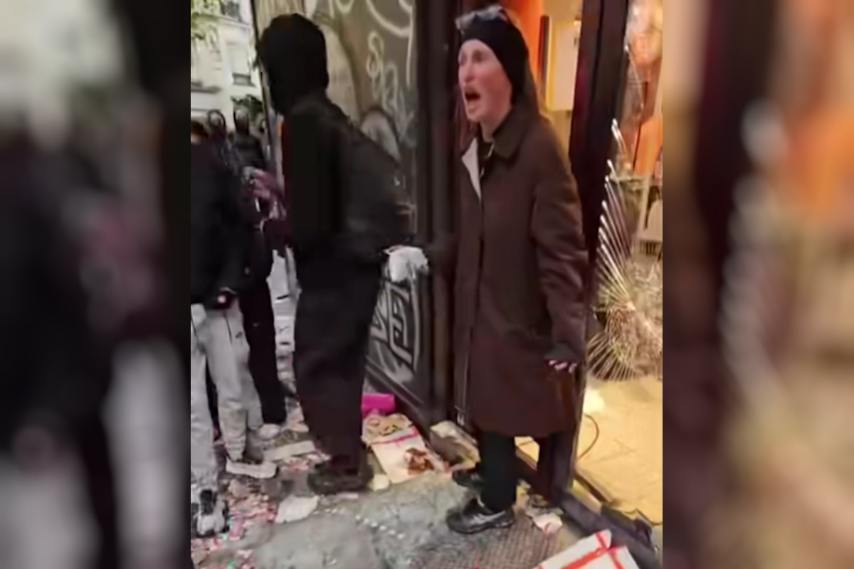 Η γυναίκα έξω από το σουπερ μαρκετ
