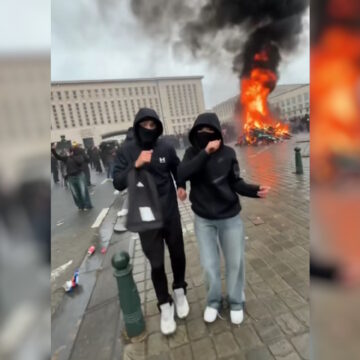 Οι μαθητές χορεύουν σε διαδηλώσεις στη Γαλλία