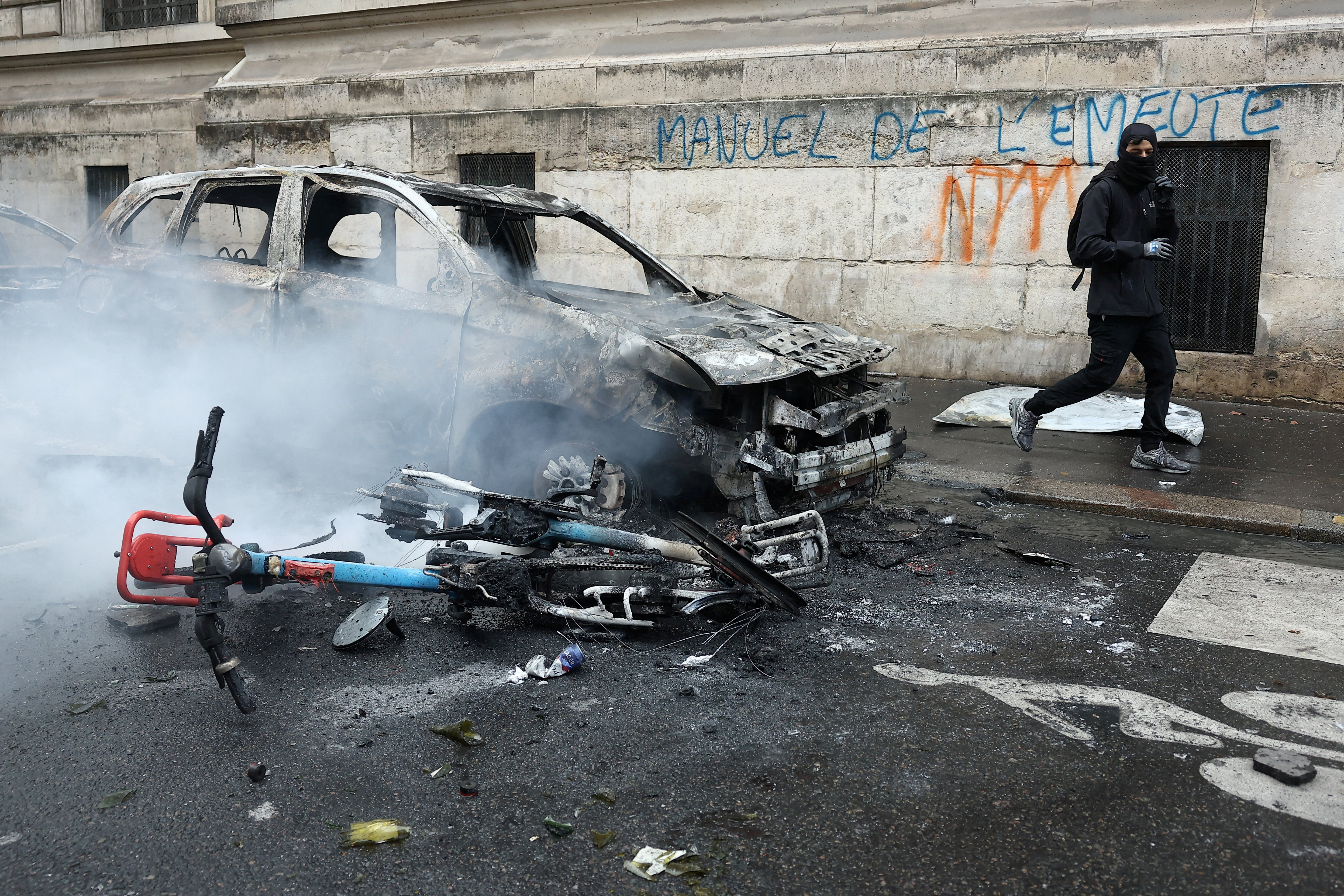 Ηρεμία τη νύχτα μετά τις απαγορεύσεις κυκλοφορίας στη Γαλλία, λέει ο Λεκορνί - Συναγερμός για τις κινητοποιήσεις του Σαββάτου