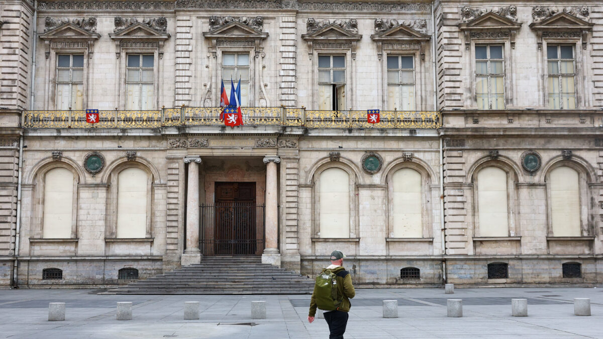 Σκεπασμένα με ξύλα τα παράθυρα στο δημαρχείο της Λυών