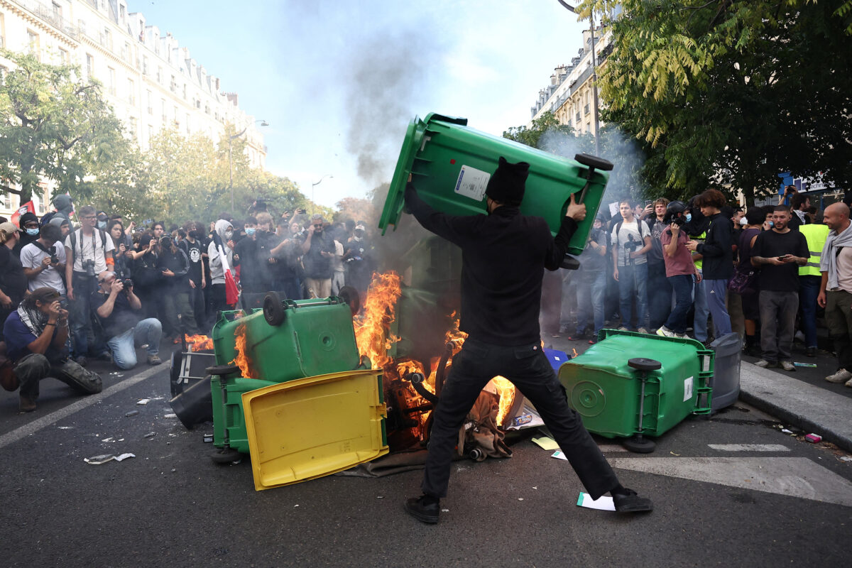 «Πεδίο μάχης» η Γαλλία: Πάνω από 900 τραυματίες και 6.000 προσαγωγές - Φωτιές και δακρυγόνα «σκεπάζουν» Παρίσι, Λυών και Μασσαλία