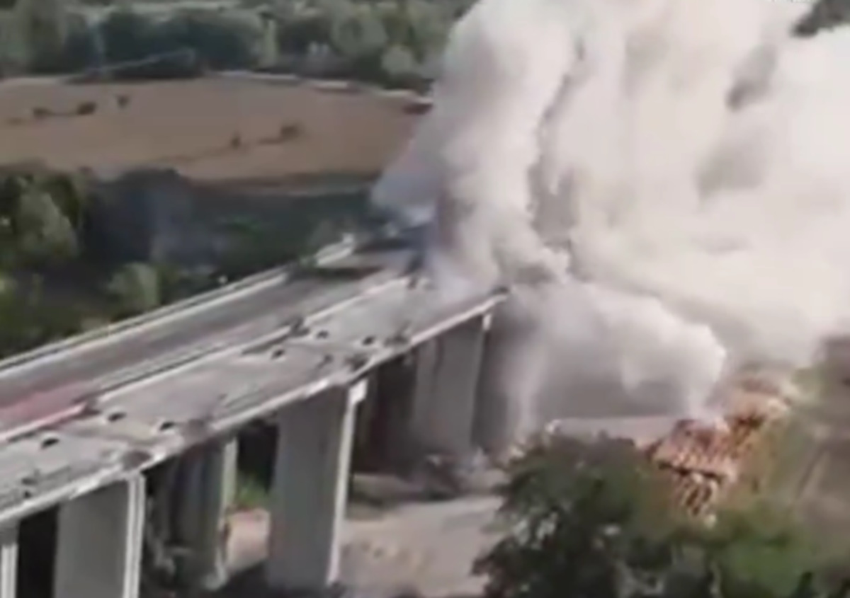 Η στιγμή της ελεγχόμενης έκρηξης στη γέφυρα