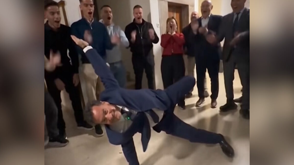 Ο Άδωνις Γεωργιάδης χορεύει break dance σε βίντεο AI που αναδημοσίευσε στον λογαριασμό του