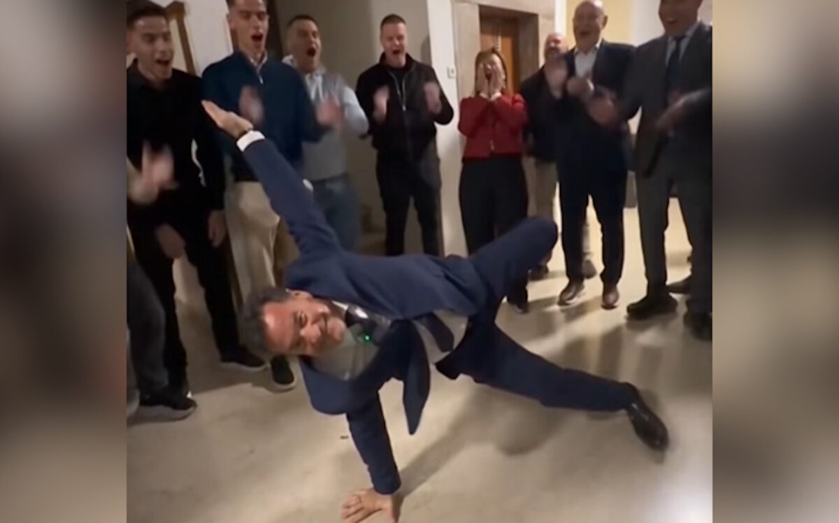Ο Αδωνις Γεωργιάδης χορεύει break dance σε βίντεο AI που αναδημοσίευσε στον λογαριασμό του