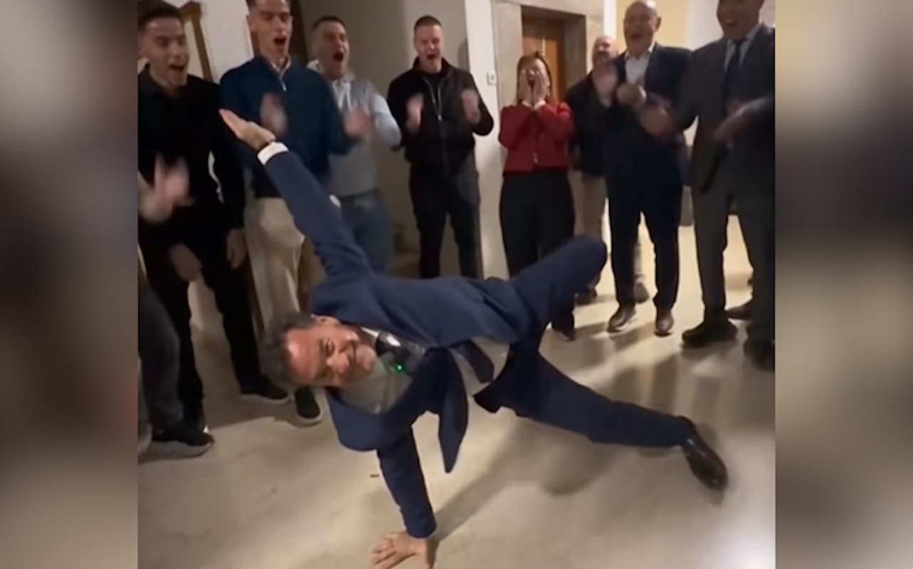 Ο Άδωνις Γεωργιάδης χορεύει break dance σε βίντεο AI που αναδημοσίευσε στον λογαριασμό του