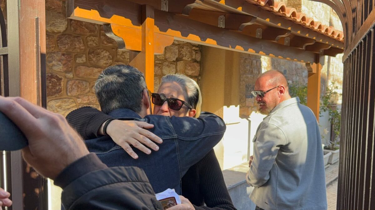 Ξέσπασε σε κλάματα η αδελφή του Γιώργου Μαζωνάκη, Μαρία