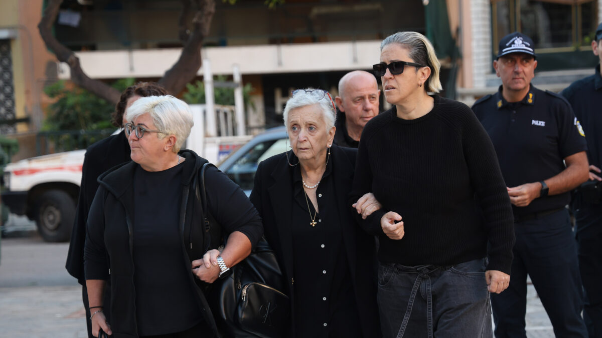 Μνημόσυνο Γιώργου Μαζωνάκη: Συντετριμμένη η οικογένειά του στη Νίκαια – Αυξημένα μέτρα προστασίας και πλήθος κόσμου
