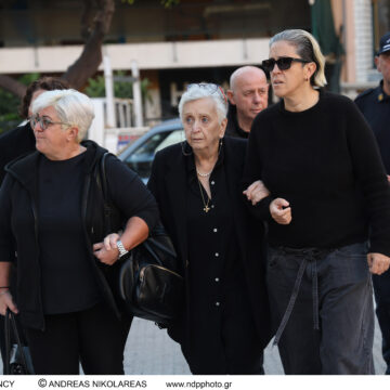 Μνημόσυνο Γιώργου Μαζωνάκη: Με μπαλόνια, τραγούδια και χορό τίμησαν τον τραγουδιστή – Πλήθος κόσμου και συγκίνηση στη Νίκαια