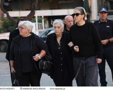 Μνημόσυνο Γιώργου Μαζωνάκη: Με μπαλόνια, τραγούδια και χορό τίμησαν τον τραγουδιστή – Πλήθος κόσμου και συγκίνηση στη Νίκαια