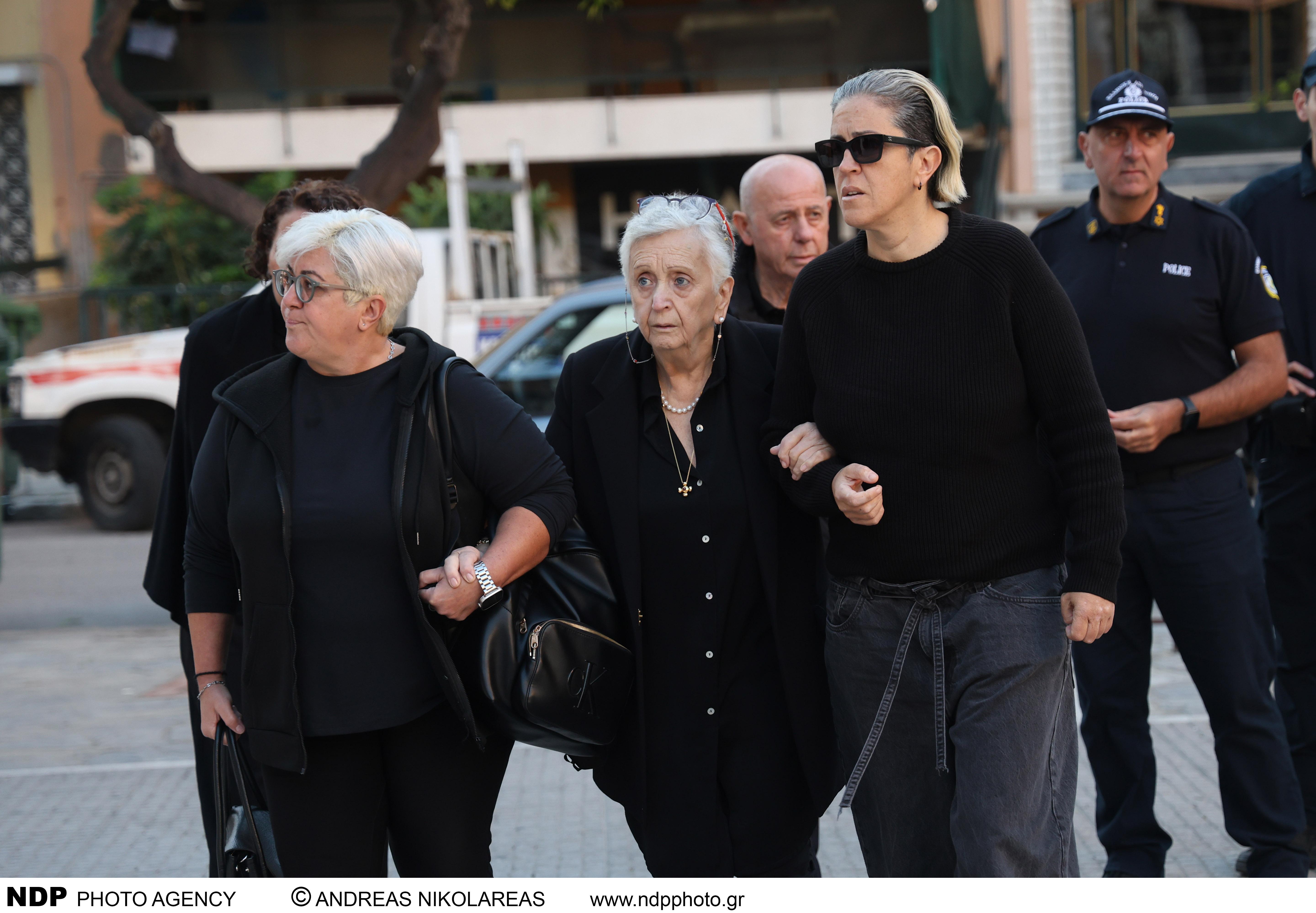 Σπαραγμός στο 40ήμερο μνημόσυνο του Γιώργου Μαζωνάκη: Συντετριμμένη η οικογένειά του στη Νίκαια - Αυξημένα μέτρα προστασίας και πλήθος κόσμου