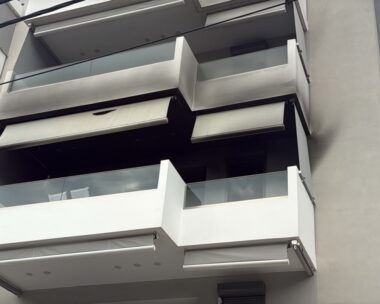 Η πολυκατοικία όπου διαμένει η 36χρονη πρώην σύντροφος του υπαξιωματικού του Πολεμικού Ναυτικού στη Γλυφάδα