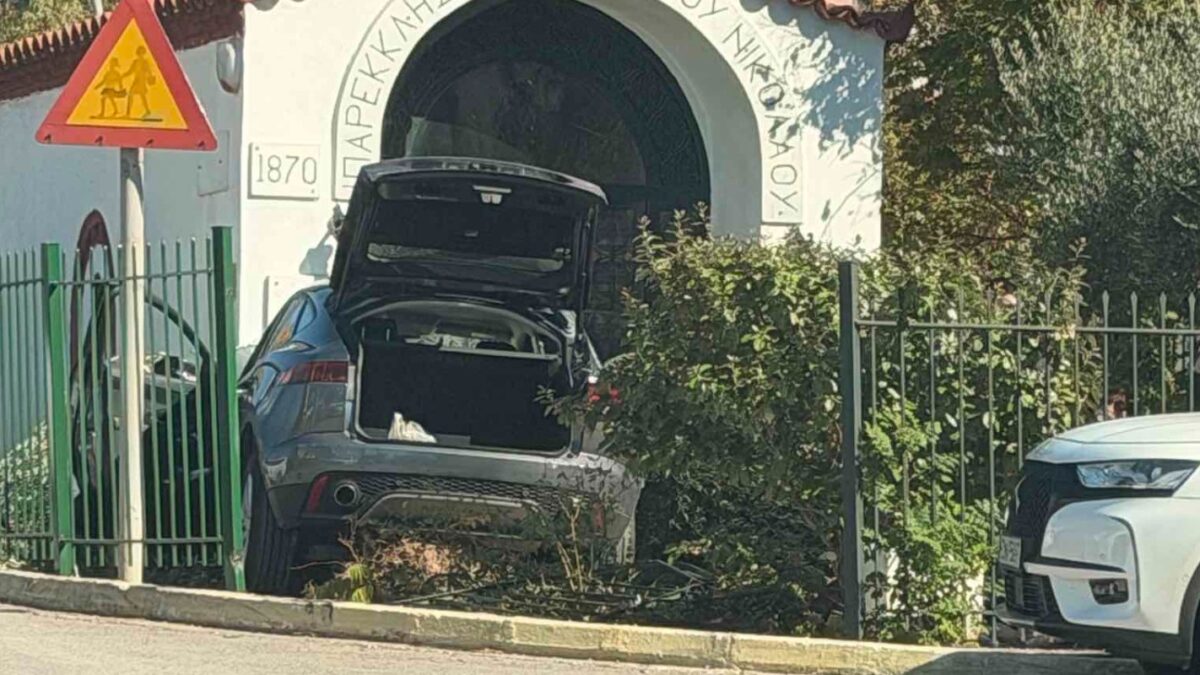 Οδηγός «βούτηξε» με το αυτοκίνητο του μέσα σε εκκλησία στη Βουλιαγμένης