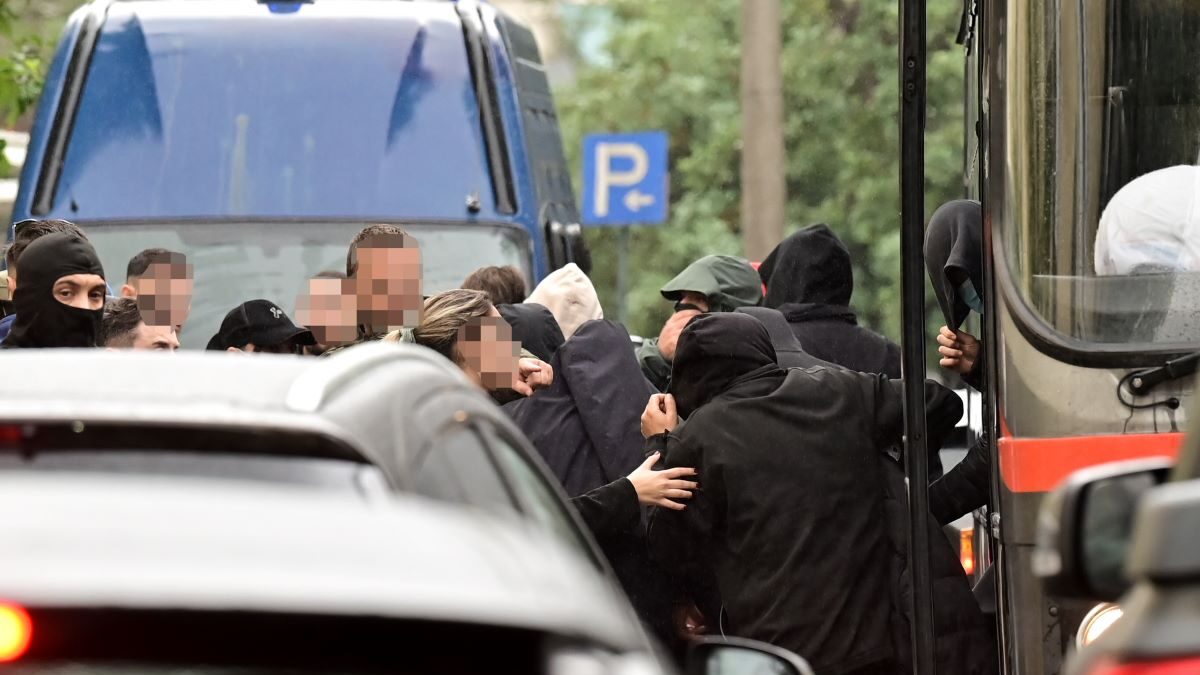 Μεταγωγή των 59 συλληφθέντων για το «Χωριάτικο»