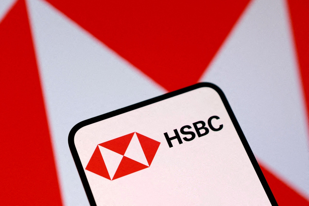 Η HSBC ακολουθεί το μοντέλο μπόνους της Wall Street και μειώνει τις σταθερές αποδοχές