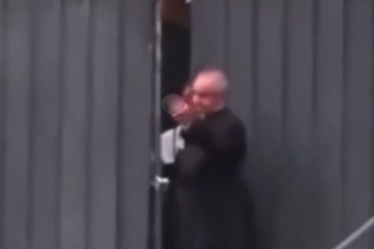 Μιλάνο: Ιερέας σήκωσε το μεσαίο δάχτυλο σε νεαρό διαδηλωτή - «Δεν έχω μετανιώσει», λέει μετά το viral βίντεο