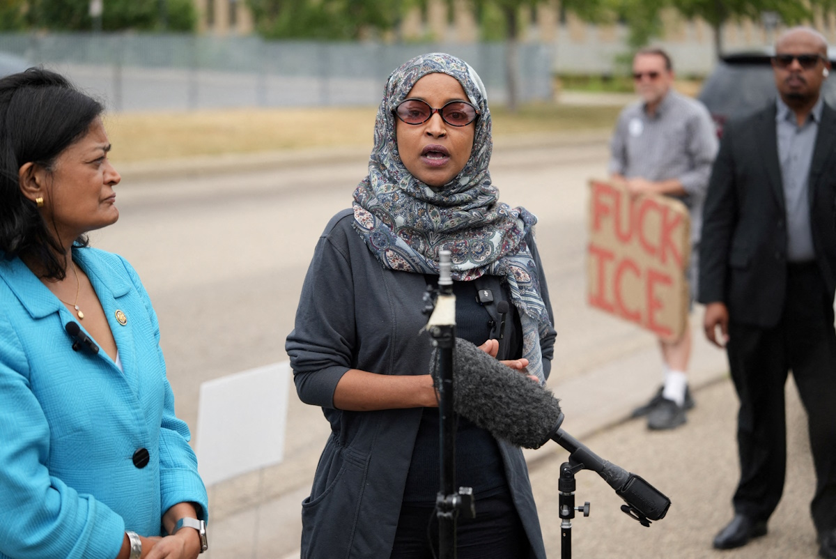 Η βουλευτής των ΗΠΑ, Ilhan Omar (κέντρο) σε διαδήλωση στη Μινεάπολη κατά της μεταναστευτικής αστυνομίας (ICE)