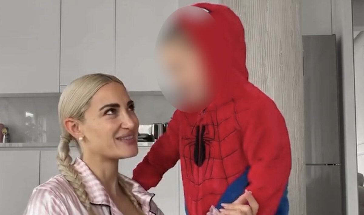 Η Ιωάννα Τούνη έντυσε τον γιο της Spiderman για το Χάλογουιν: «Μπορεί να μην είχαμε στο χωριό μου αλλά γιορτάζουμε»