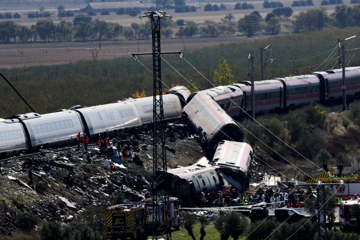 Σύγκρουση τρένων στην Ισπανία: 64 νεκροί και 80 τραυματίες - «Είδα νεκρούς ανθρώπους», λέει επιβάτιδα, ψάχνουν επιζώντες στα συντρίμμια