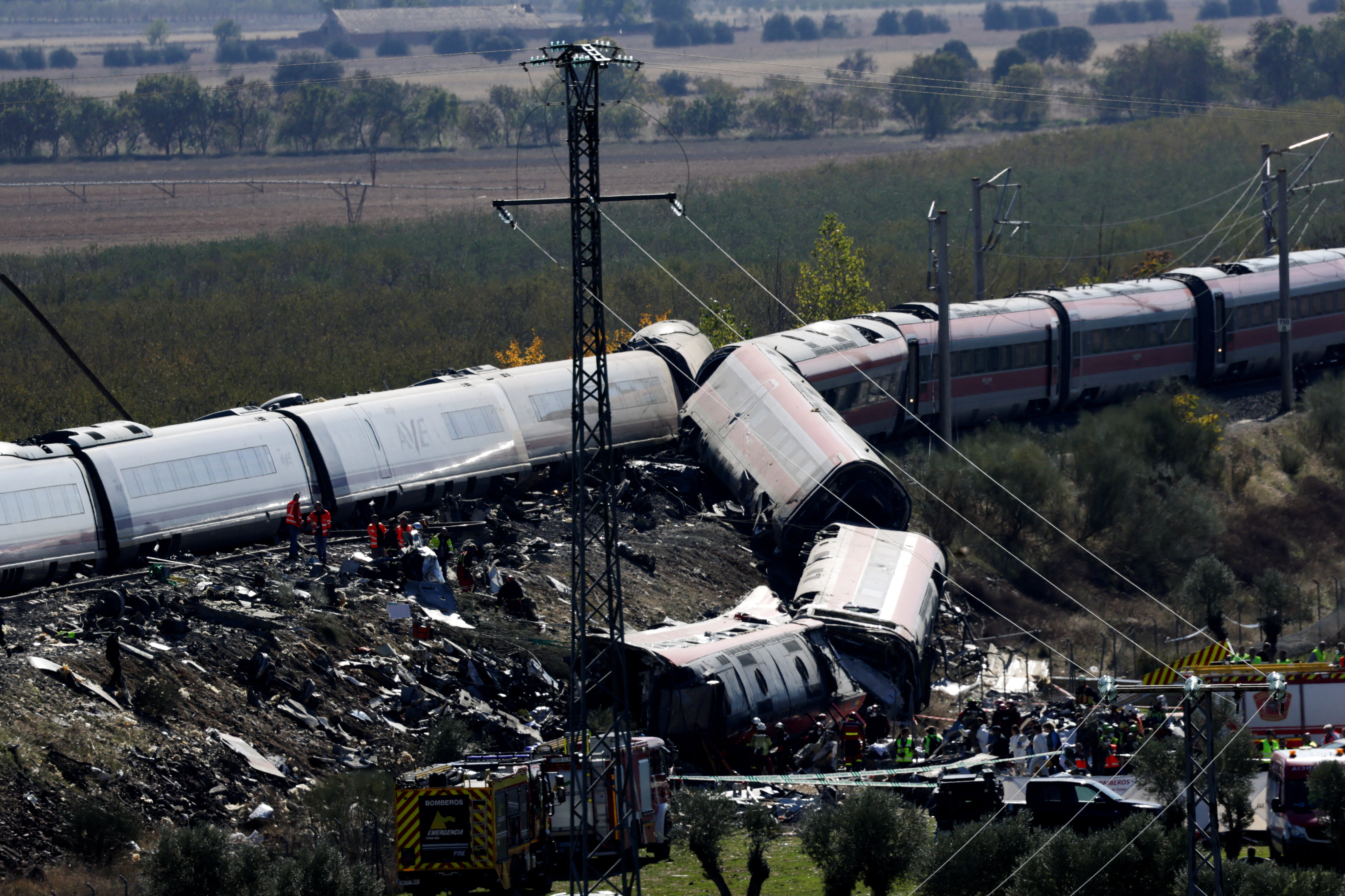 Σύγκρουση τρένων στην Ισπανία: 68 νεκροί και 80 τραυματίες - «Είδα νεκρούς ανθρώπους», ψάχνουν επιζώντες στα συντρίμμια