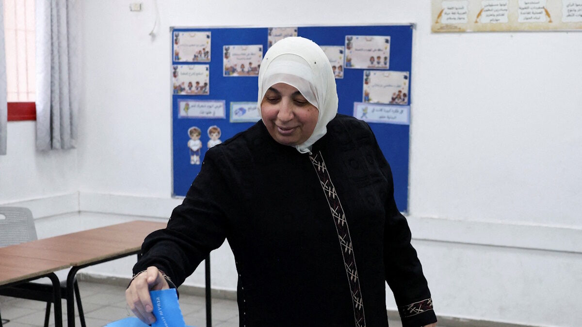 Γυναίκα ψηφίζει κατά τη διάρκεια των εθνικών εκλογών στην αραβική πόλη Ουμ αλ-Φαχμ, στο βόρειο Ισραήλ, στις 27 Οκτωβρίου 2026