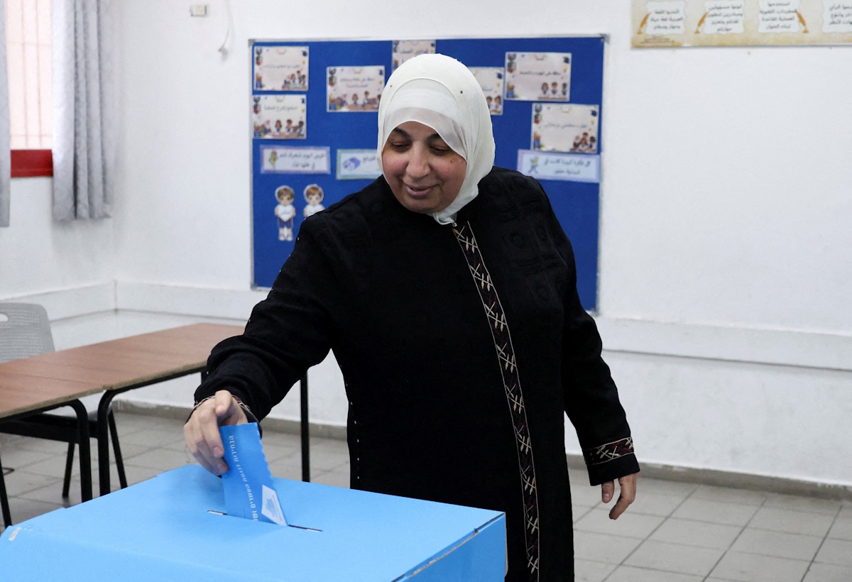 Γυναίκα ψηφίζει κατά τη διάρκεια των εθνικών εκλογών στην αραβική πόλη Ουμ αλ-Φαχμ, στο βόρειο Ισραήλ, στις 27 Οκτωβρίου 2026
