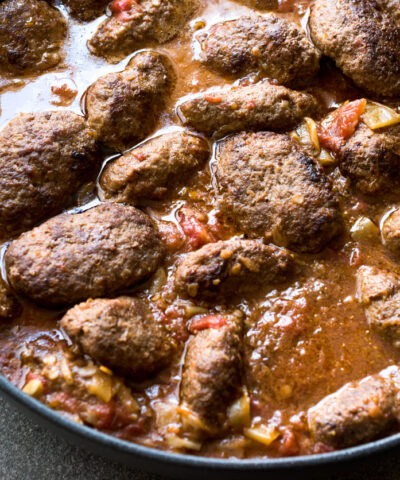 Σουτζουκάκια με πράσα στη γάστρα