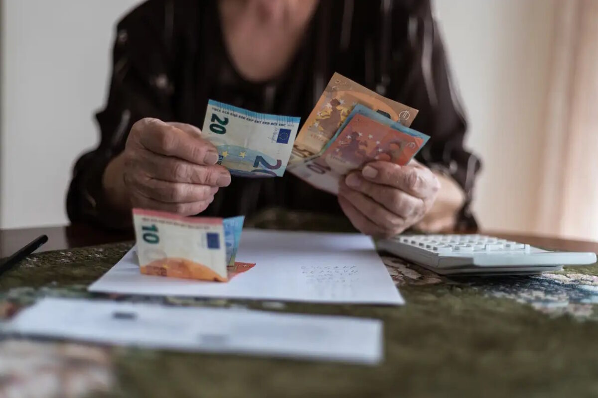 Συντάξεις: Η αύξηση 2,8% «ψαλιδίζεται» από την Εφορία - Τι θα πάρουν «στο χέρι» οι συνταξιούχοι με παραδείγματα
