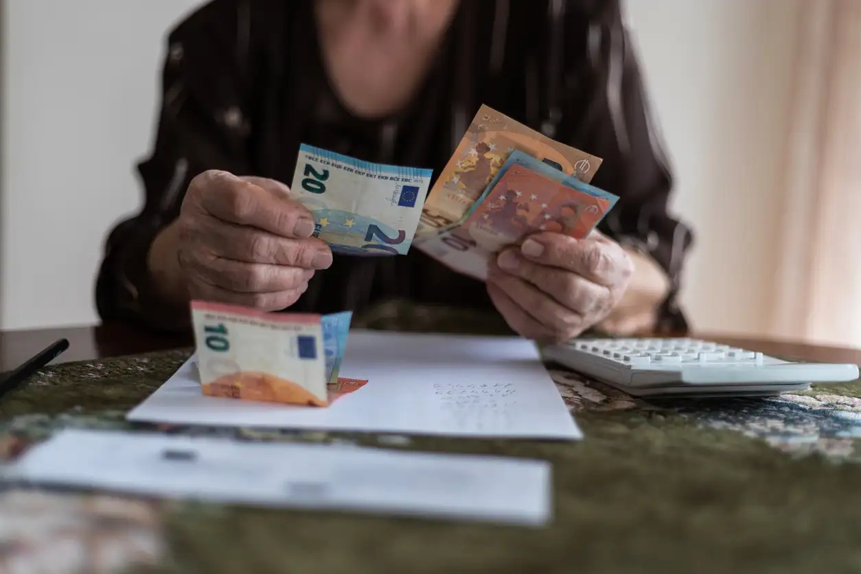 Συντάξεις: Η αύξηση 2,8% «ψαλιδίζεται» από την Εφορία – Τι θα πάρουν «στο χέρι» οι συνταξιούχοι με παραδείγματα