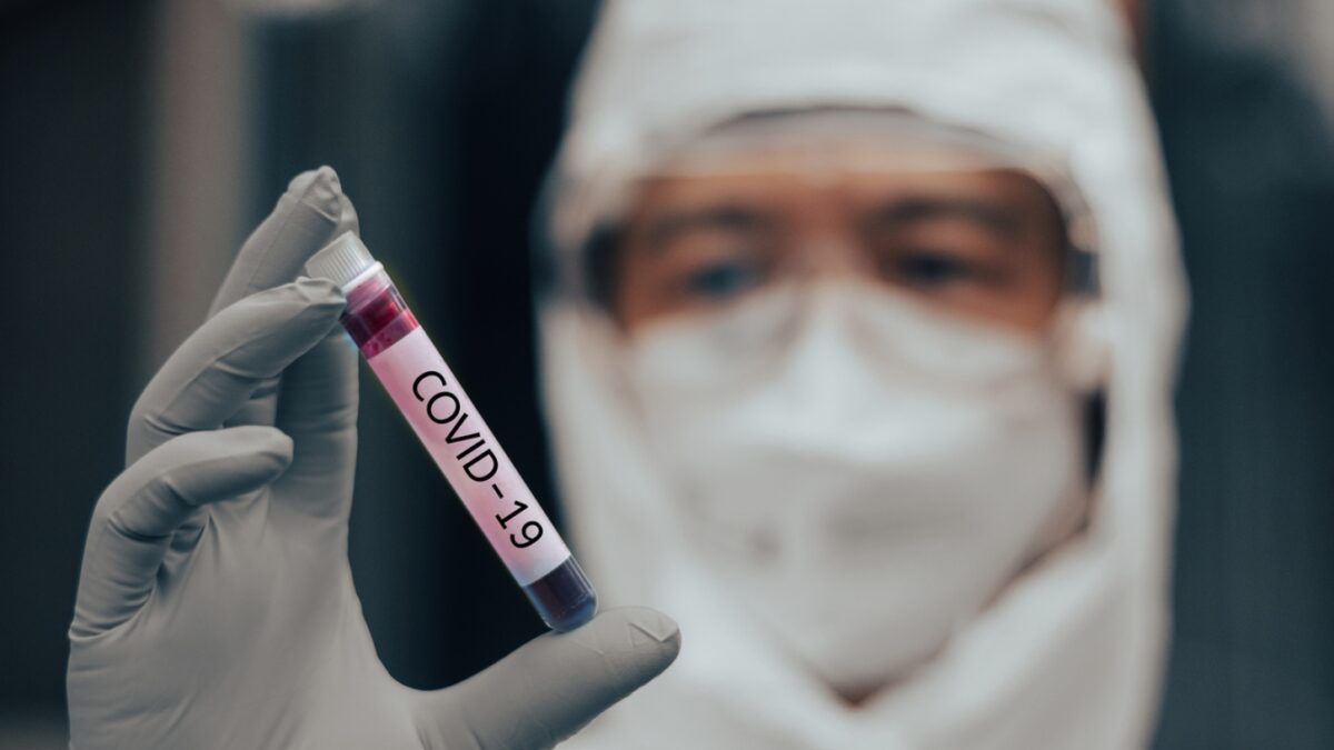 Μεγάλη έξαρση της COVID-19 στην χώρα μας: Κατά 1.050% αυξήθηκαν τα αντιιικά μέσα σε 1,5 μήνα – Το «καμπανάκι» των γιατρών