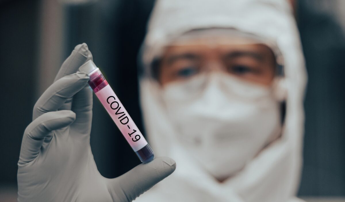 Μεγάλη έξαρση της COVID-19 στην χώρα μας: Κατά 1.050% αυξήθηκαν τα αντιιικά μέσα σε 1,5 μήνα - Το «καμπανάκι» των γιατρών