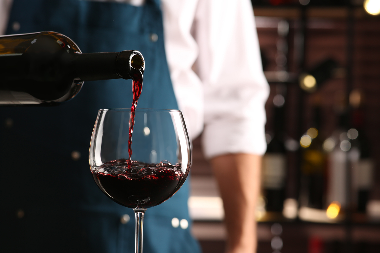 Δύο sommelier αποκαλύπτουν 3+1 tips για να απολαύσεις το κρασί σαν επαγγελματίας χωρίς να ξοδέψεις μια περιουσία